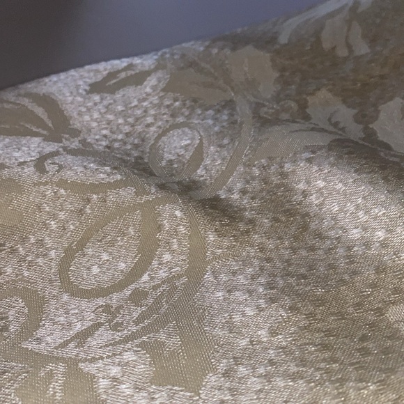 Beautiful damask vintage rectangular tablecloth. This tablecloth is as new. - Picture 2 of 4